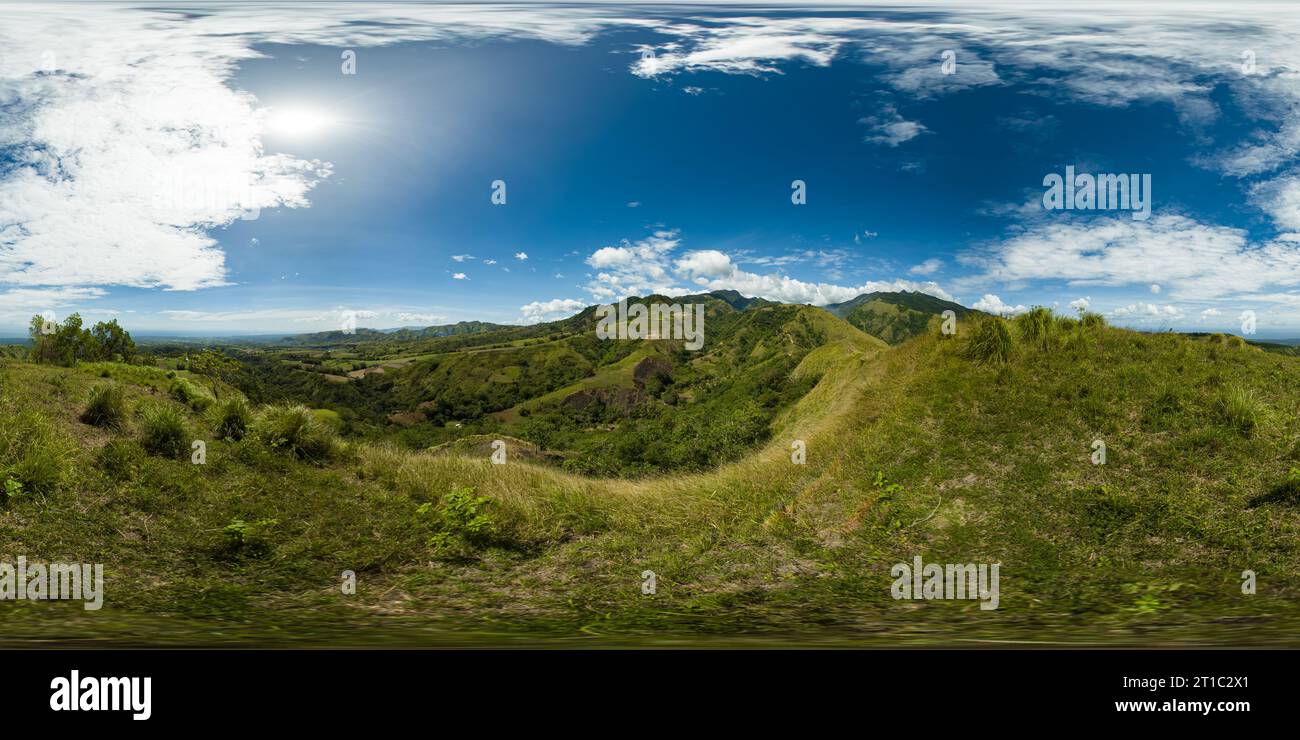 Collines vertes et ciel bleu et nuages. Najandig Peak. Zamboanguita, Negros Oriental. Philippines. VR 360. Banque D'Images