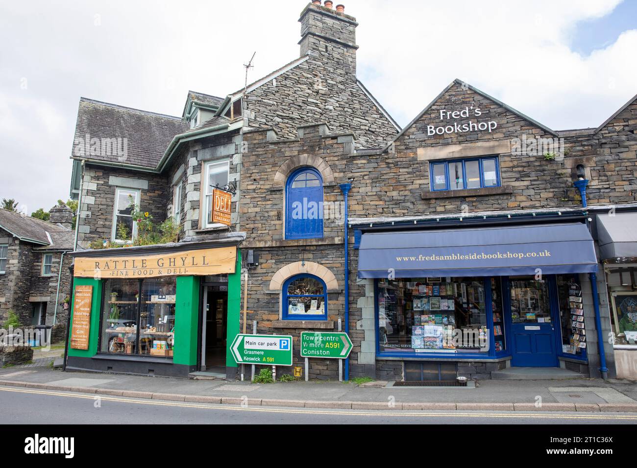 Magasins du centre-ville d'Ambleside et magasins de détail, y compris librairie, parc national Lake District, Cumbria, Angleterre, 2023 Banque D'Images