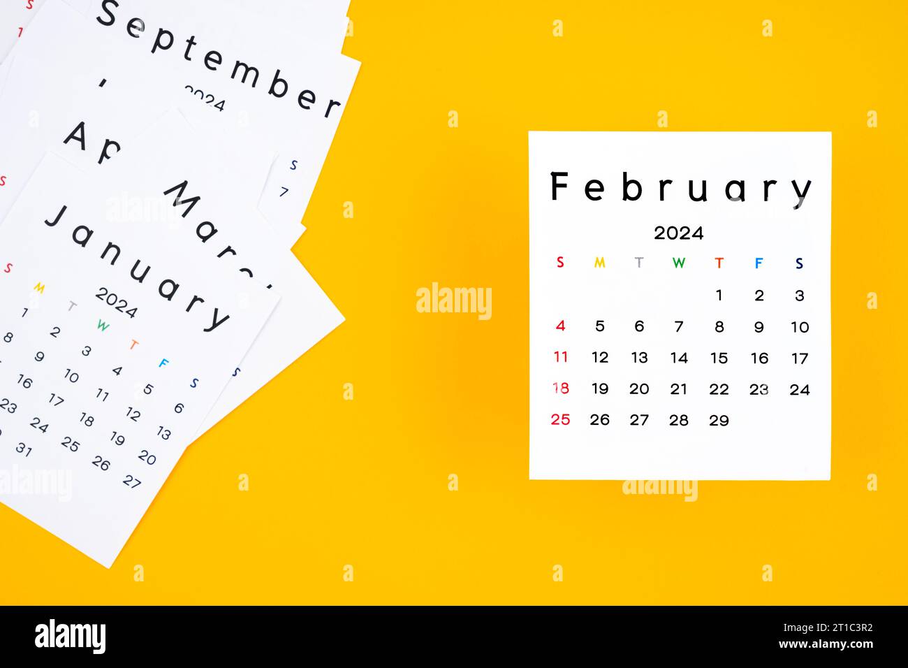 Page de calendrier pour février 2024 sur fond jaune. Banque D'Images