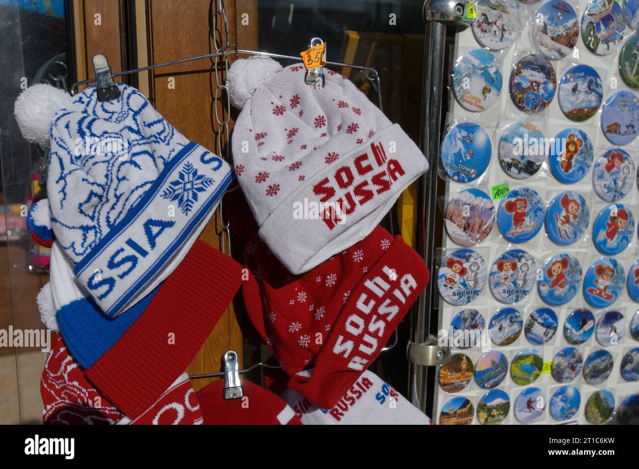 Souverniers, Sticker, Pins, Postkarten, Mützen Olympische Winterspiele à Sotchi, Russland am 05.02.2014 Banque D'Images