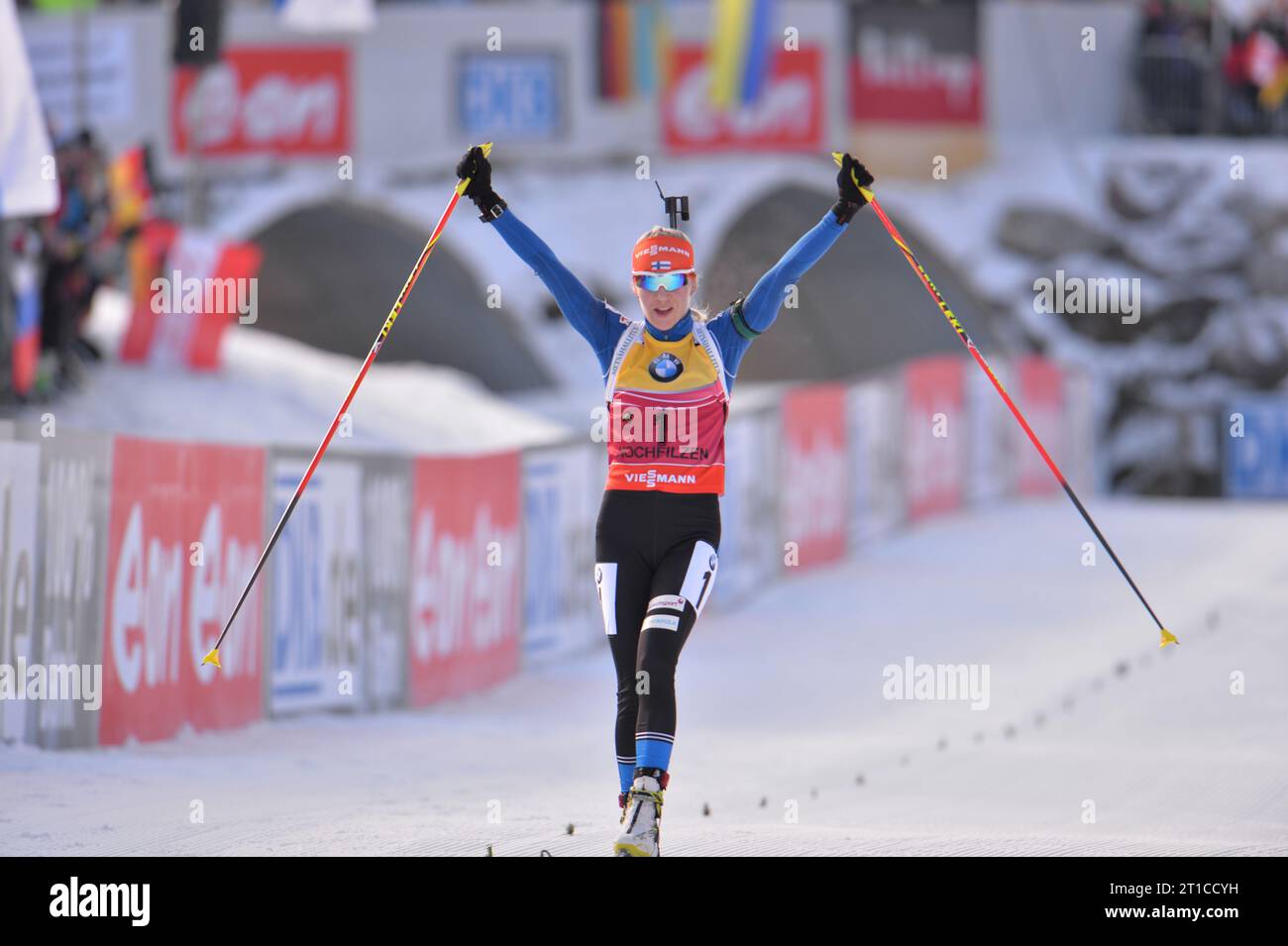 Skies lors de la coupe du monde de biathlon féminin course de poursuite de 10 kilomètres lors de la coupe du monde de biathlon à Hochfilzen, Autriche, le dimanche 14 décembre 2014. (AP photo/Kerstin Joensson) Kaisa MAEKAERAEINEN fin Jubel im Ziel Biathlon Welt Cup 10 KM Verfolgung der Frauen in Hochfilzen, Oesterreich am 14.12.2014 Banque D'Images