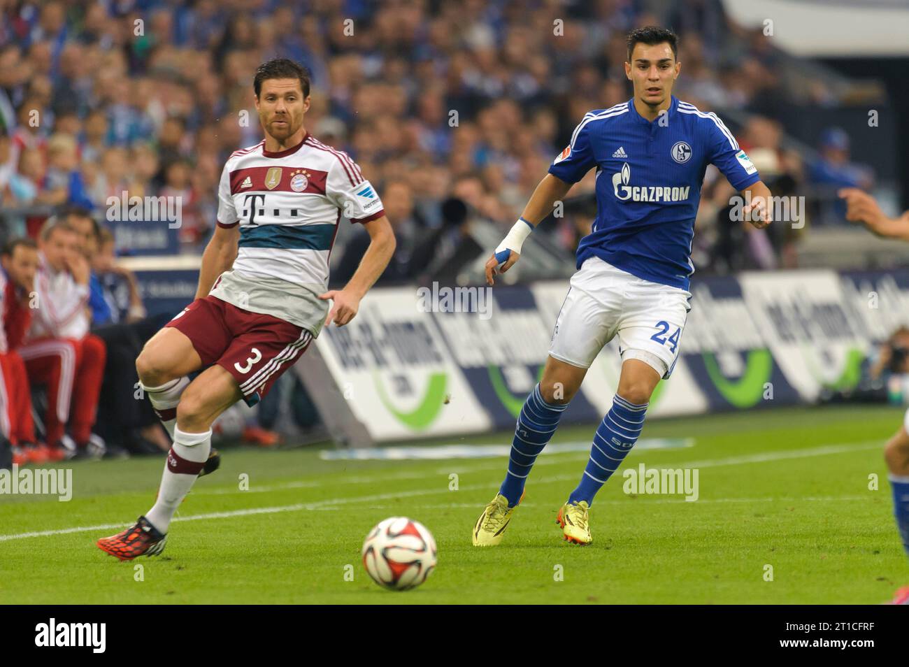 Xabi Alonso (3 - FC Bayern München) Aktion gegen Kaan Ayhan (24 - FC Schalke 04) FC Schalke 04 - FC Bayern Muenchen 1:1 Fussball Bundesliga saison 2014/2015 in Gelsenkirchen, Deutschland am 30.08.2014 Banque D'Images