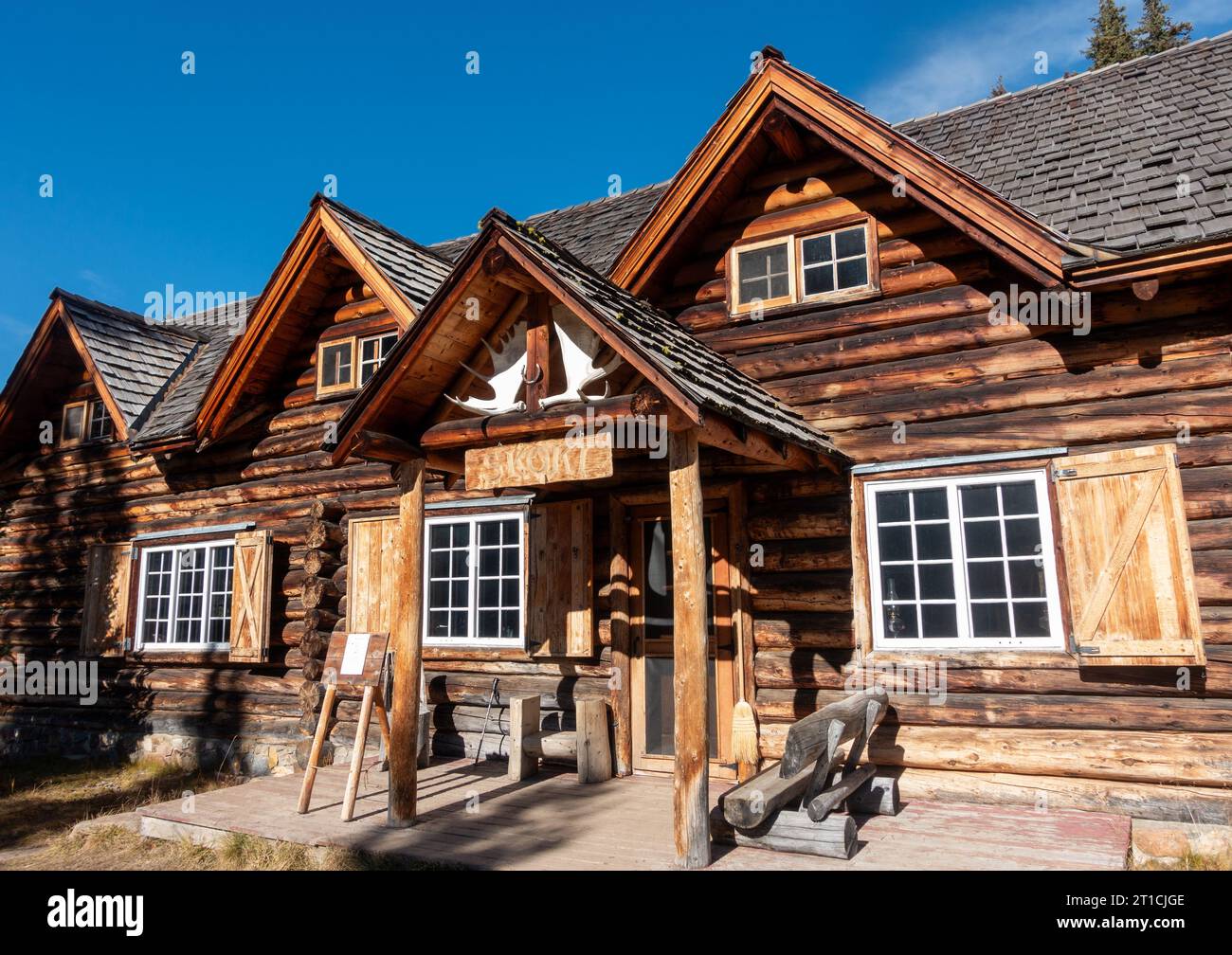 Skoki ski Lodge Wood Log Cabin Facade Building extérieur. Lieu historique national du Canada vue latérale Parc national Banff Rocky Mountains Wilderness Banque D'Images