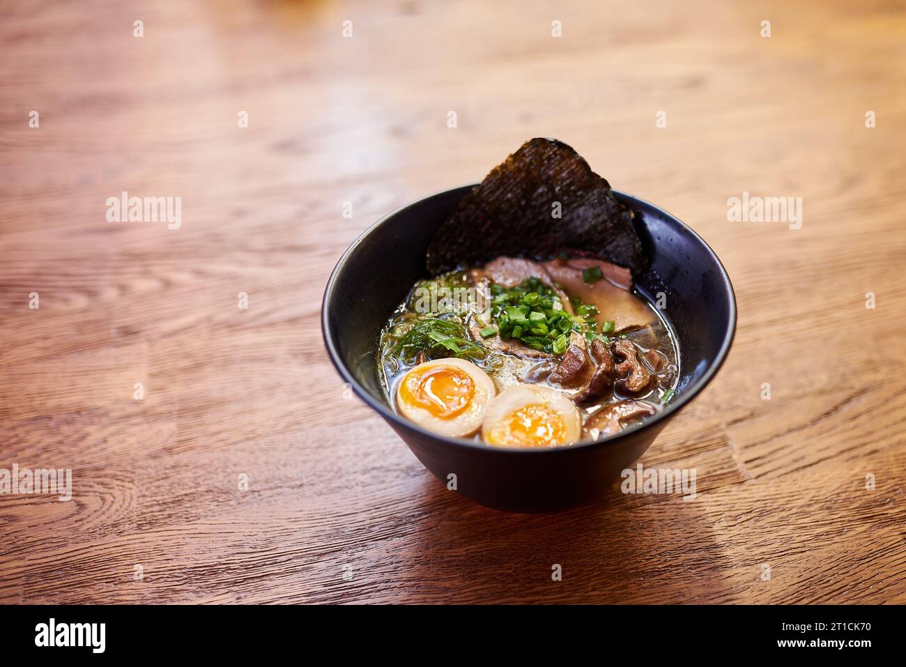 Soupe japonaise traditionnelle nouilles ramen, chiken en tranches, œufs gros plan Banque D'Images