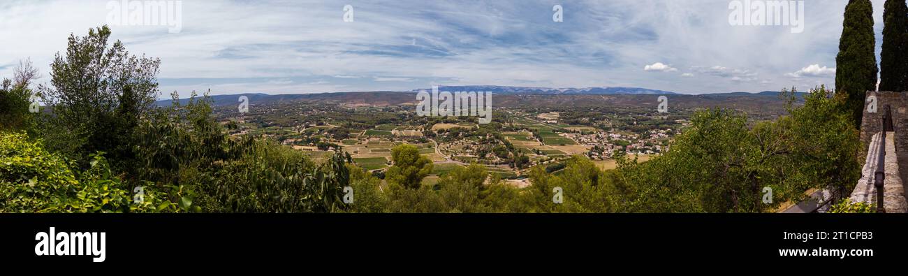Paysage panoramique depuis le Castellet dans le Var avec arbre, ciel, et environnement naturel pendant l'été Banque D'Images