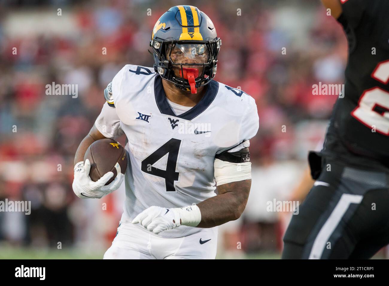 12 octobre 2023 : le running back CJ Donaldson Jr. (4 ans) des Mountaineers de Virginie-Occidentale court pour un touchdown lors d'un match entre les Mountaineers de Virginie-Occidentale et les Cougars de Houston à Houston, Texas. Trask Smith/CSM (image de crédit : © Trask Smith/Cal Sport Media) Banque D'Images