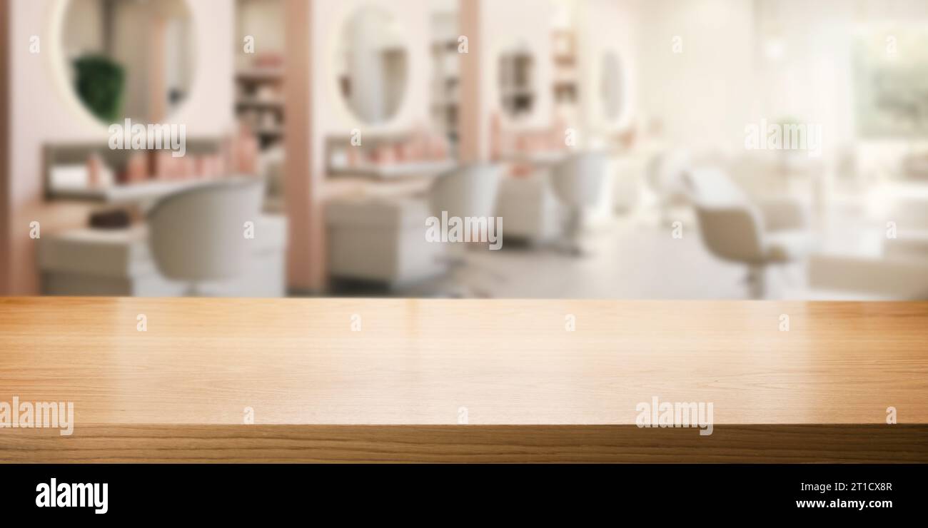 plateau en bois brun vide pour l'affichage du produit sur la beauté floue et le fond intérieur du salon de coiffure Banque D'Images