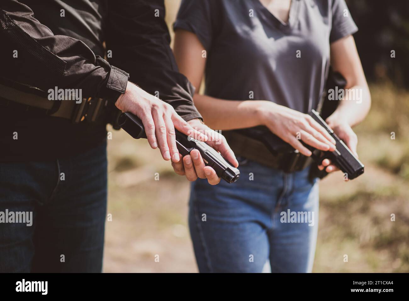 Instructeur de tir enseignant à une femme comment manipuler correctement une arme au champ de