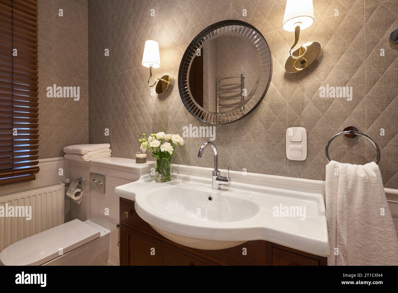 Intérieur moderne de la salle de bains avec mur en pierre, miroir et douche. Vraie photo. Banque D'Images