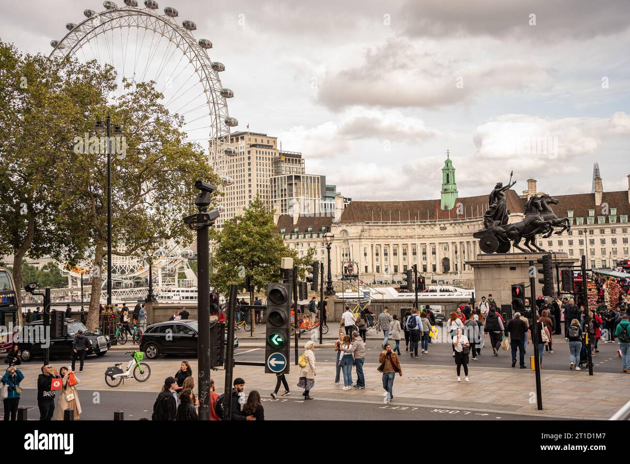 Le London Eye, ou Millennium Wheel, est une roue d'observation en porte-à-faux sur la rive sud de la Tamise et d'autres attractions londoniennes Banque D'Images