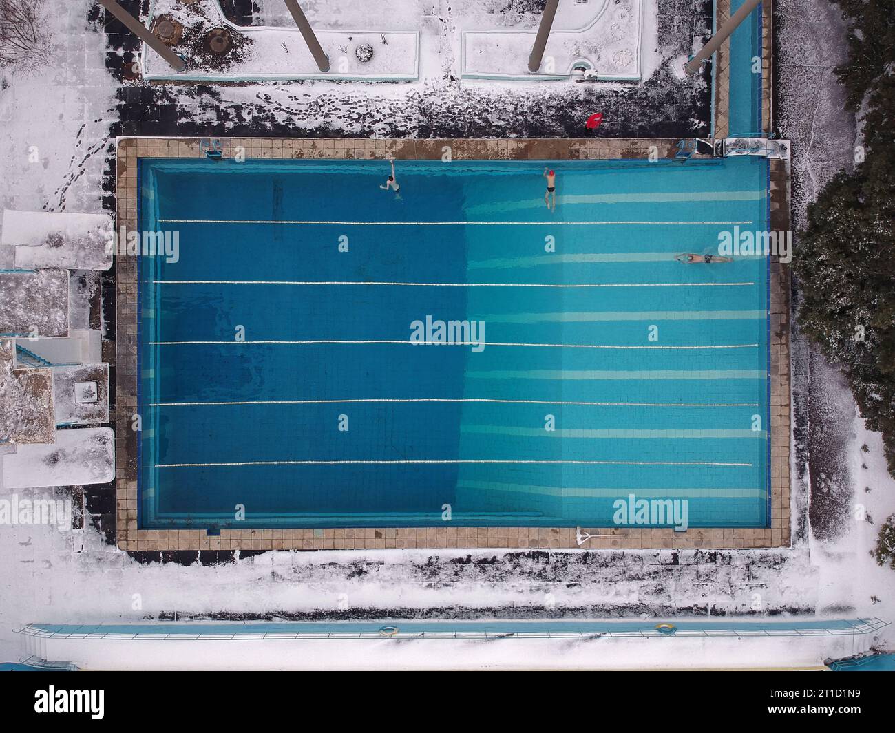 Piscine de sports extérieure ouverte toute l'année. Les athlètes nagent dans la piscine en hiver. Vue depuis le drone. Banque D'Images