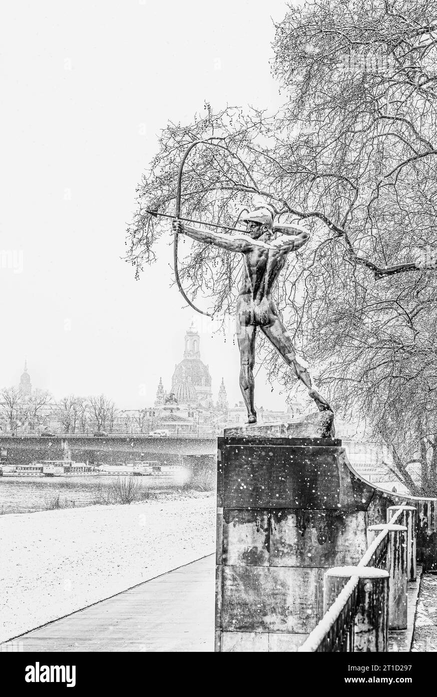 Sculpture de l'archer sur les rives de l'Elbe en hiver, Saxe, Dresde, Allemagne en noir et blanc Banque D'Images