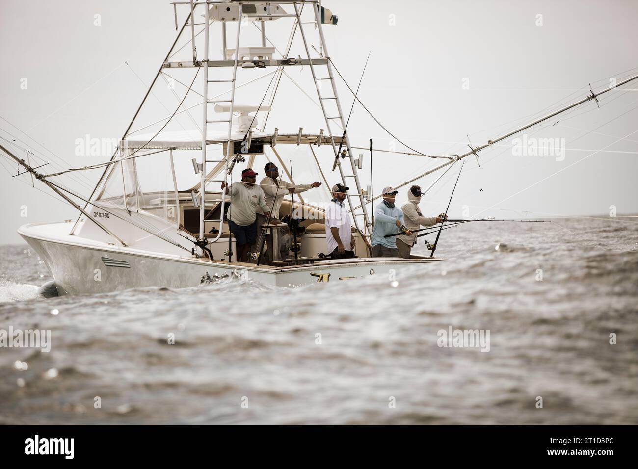 Les pêcheurs s'enroulent en ligne depuis l'arrière du bateau. Banque D'Images