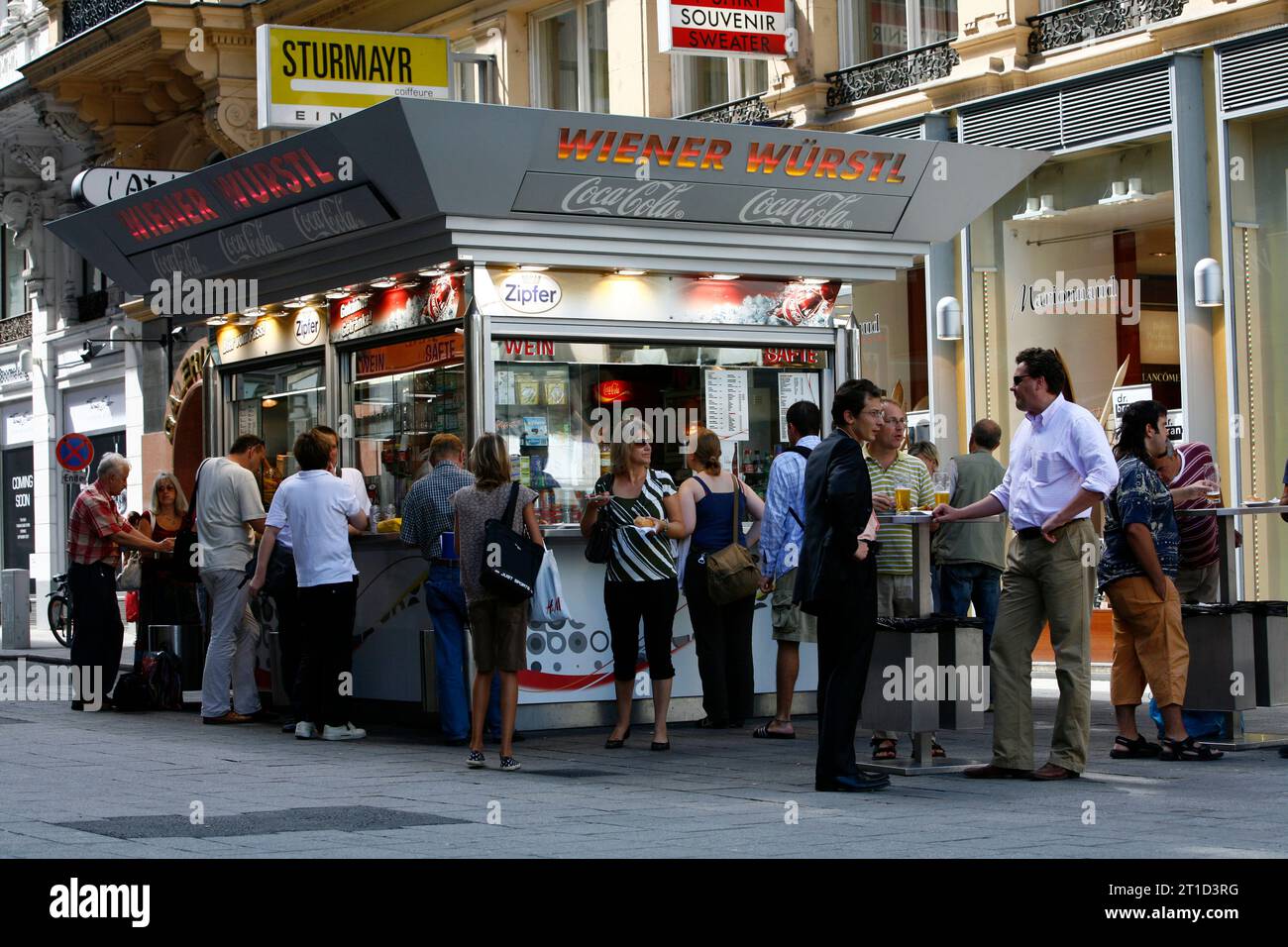 Stalle de vente de saucisses, Vienne, Autriche. Banque D'Images