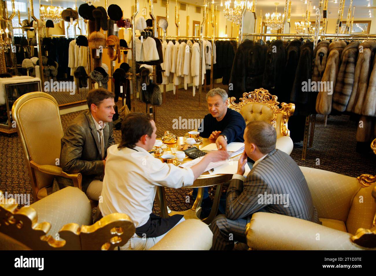 Réunion d'affaires à la boutique exclusive Lena qui vend manteau de fourrure sable, équipée Pétersbourg, Russie. Banque D'Images