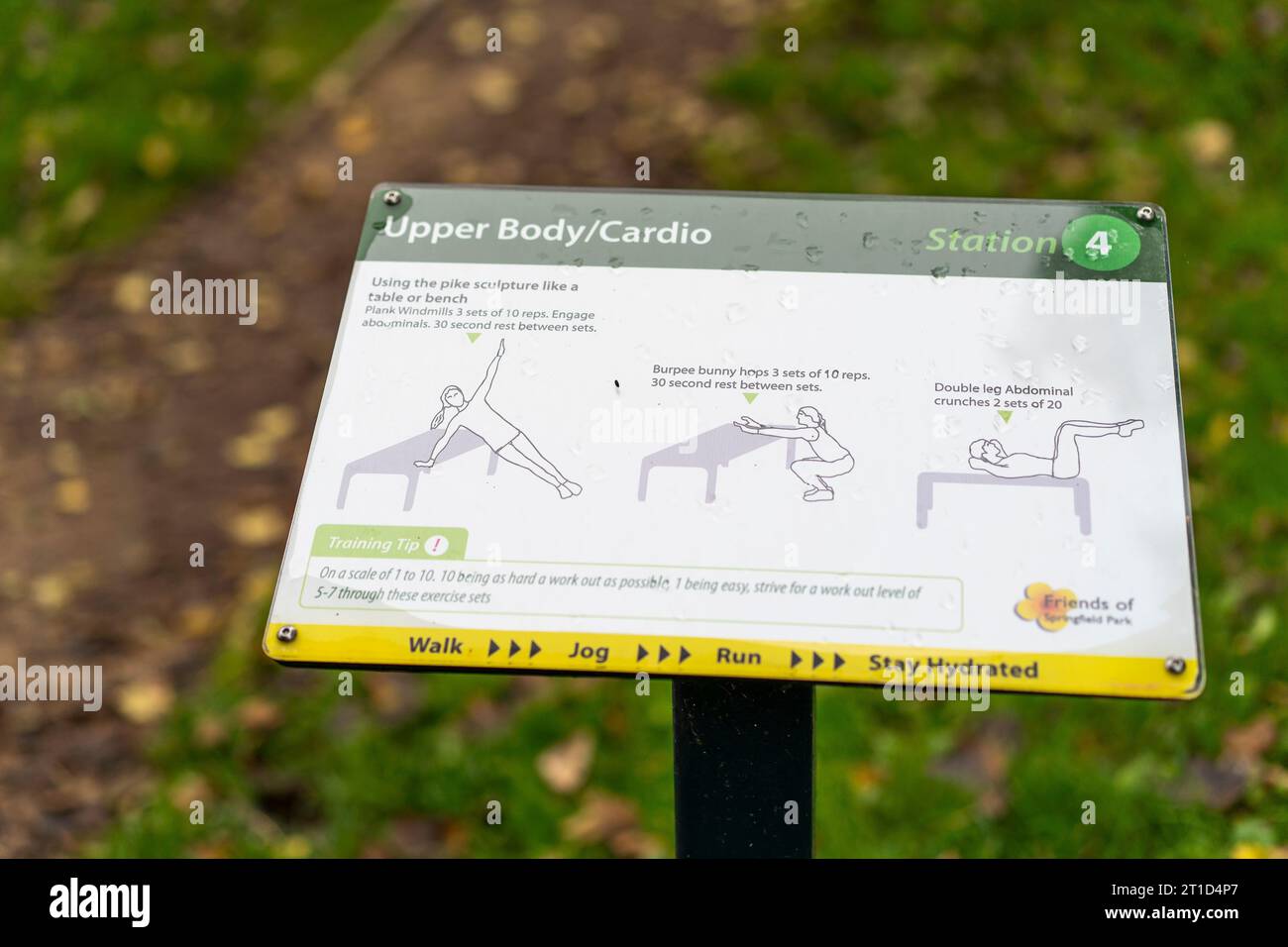 Tableau d'affichage d'exercices cardio dans un parc public, Royaume-Uni montrant divers exercices pour garder la forme et rester en bonne santé. Banque D'Images