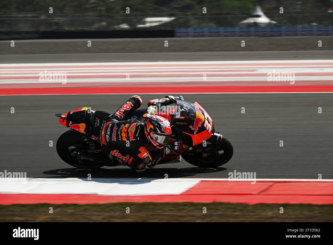 LOMBOK INDONÉSIE, 13 octobre 2023. Pertamina Grand Prix d'Indonésie, Mandalika International circuit. Pedro Acosta d'Espagne, Red Bull KTM AJO lors des essais libres 2 du Championnat moto 2 au MotoGP indonésien. Crédit : Karl Phillipson/Alamy Live News Banque D'Images