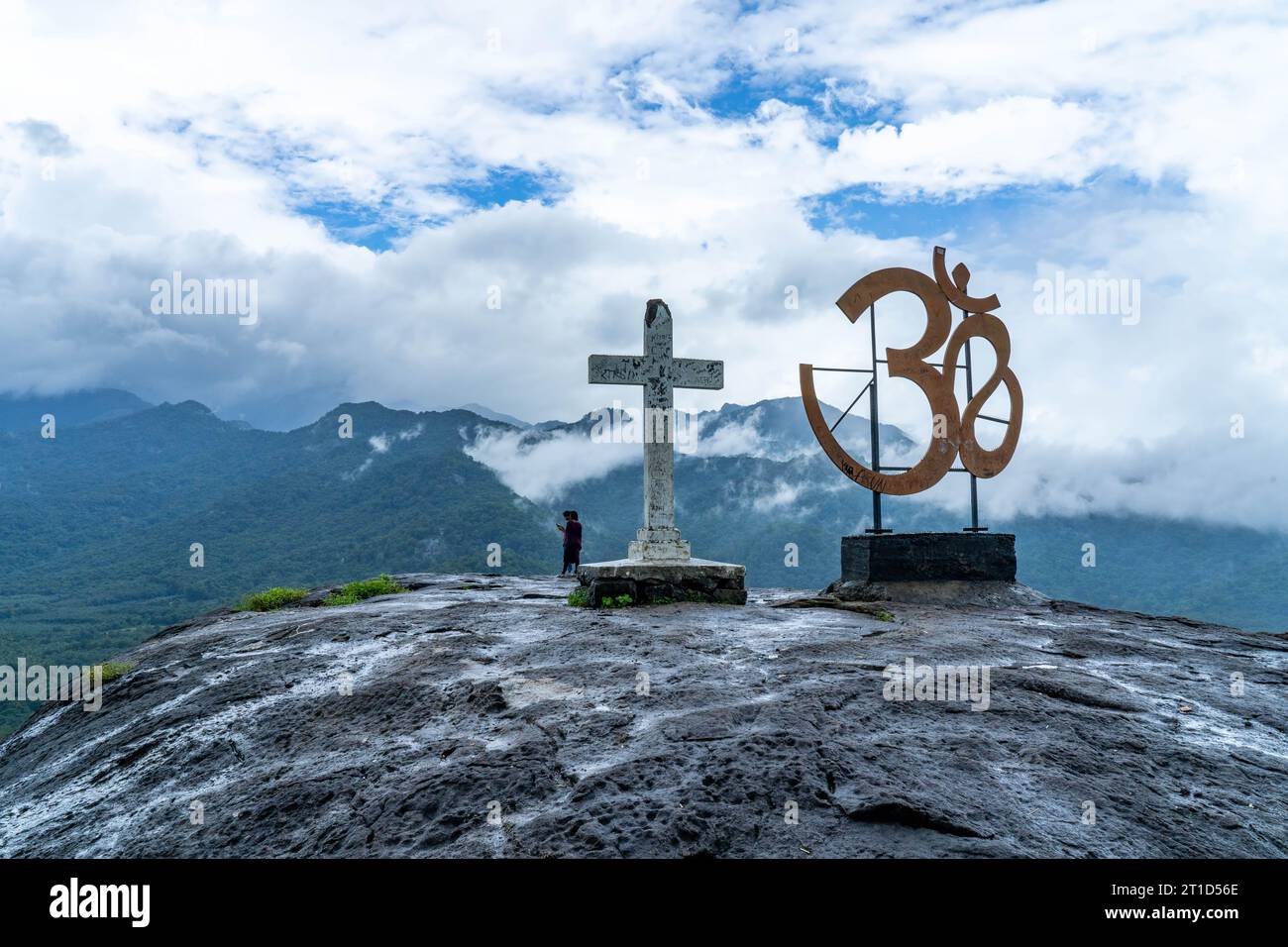 Kurishu Paara est une montagne située dans le village Edivanna à environ 15 km de Nilambur dans le district de Malappuram au Kerala. Une croix et un symbole Ohm. Banque D'Images