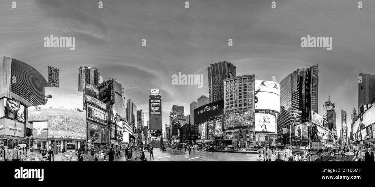 New York, Etats-Unis - 21 octobre 2015 : Times Square, avec théâtres de Broadway et un grand nombre de panneaux LED, est un symbole de la ville de New York et de l'Uni Banque D'Images