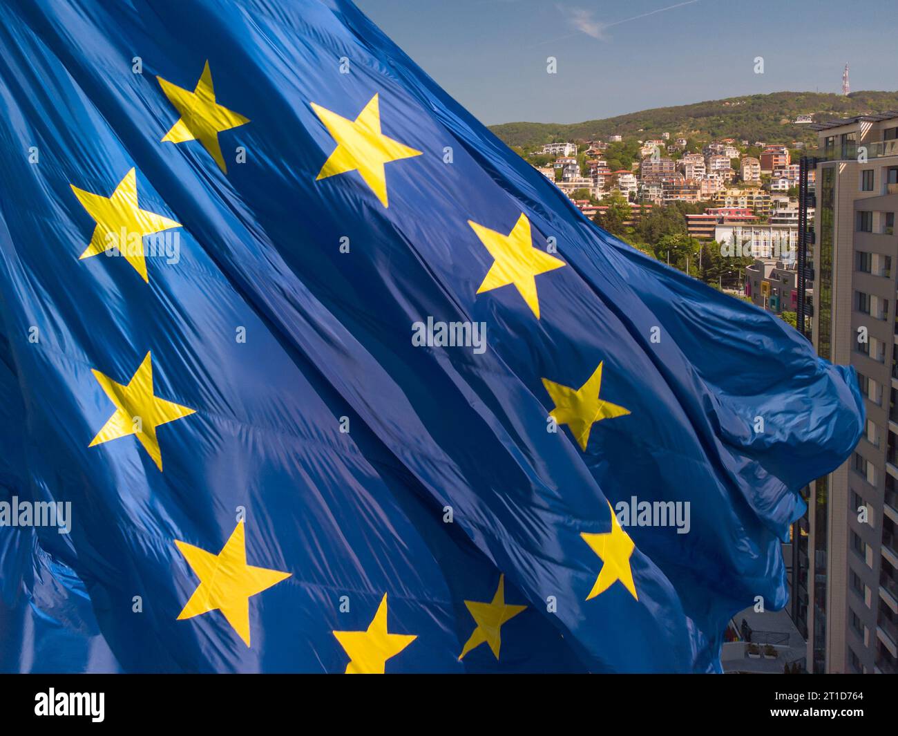 Grand drapeau de l'Union européenne contre la ville Varna à la journée d'été, Bulgarie Banque D'Images