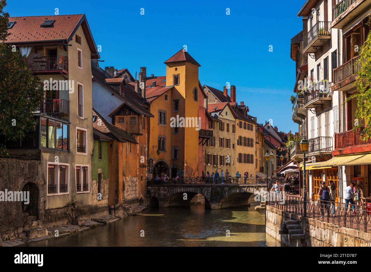 Quai de l'éveche sur la rivière Thiou, pendant la journée, et le Palais de l'Isle sur la droite, à Annecy, haute-Savoie, France Banque D'Images