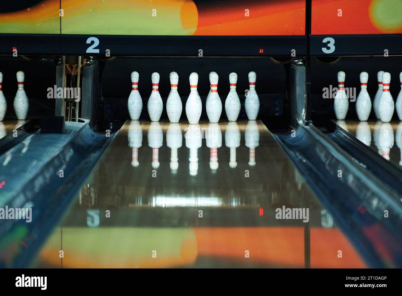 Quilles de bowling blanches reflétant dans la piste de bowling Banque D'Images