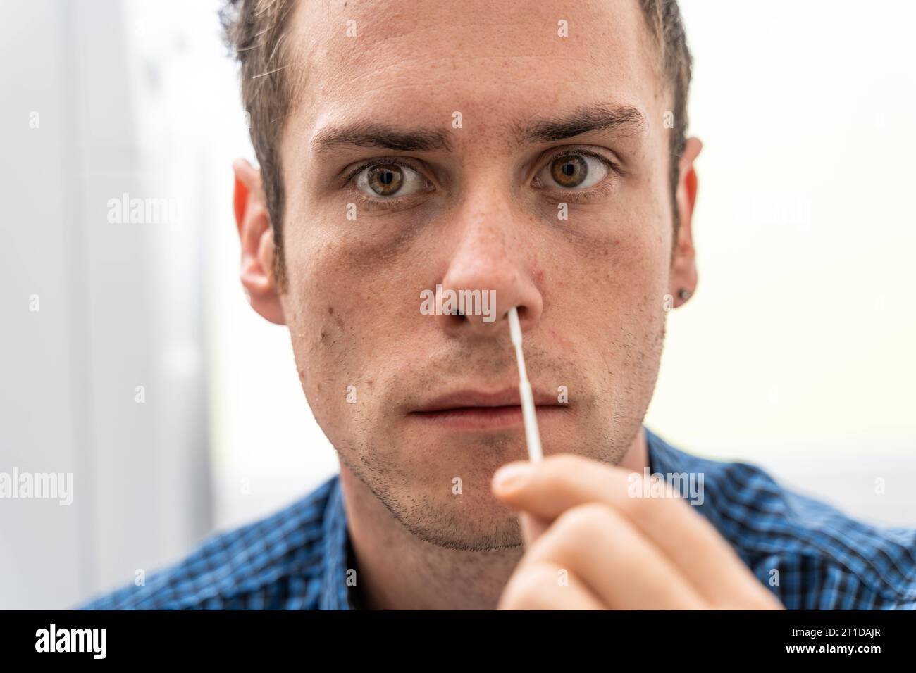 Augsbourg, Bavière, Allemagne. 13 octobre 2023. L'homme passe un test rapide du coronavirus Covid-19. Il pousse un écouvillon dans son nez pour l'écouvillon de test *** Mann macht einen coronavirus Covid-19 Schnelltest. Er schiebt sich ein Stäbchen zum Test Abstrich in die Nase crédit : Imago/Alamy Live News Banque D'Images