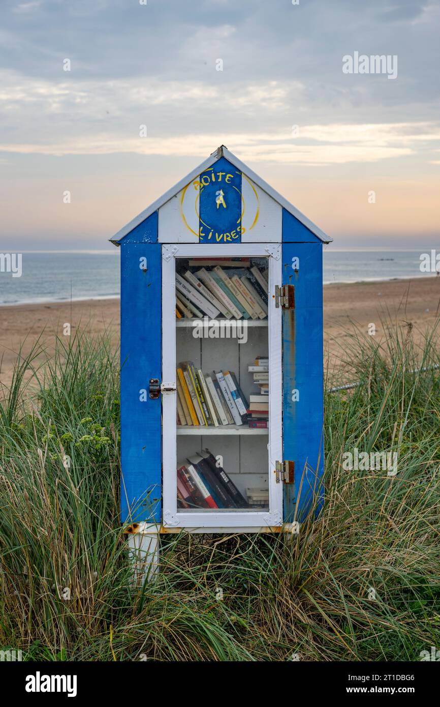 Échange de livres communautaires peints en bleu et blanc, Omaha Beach, Normandie, France. Banque D'Images