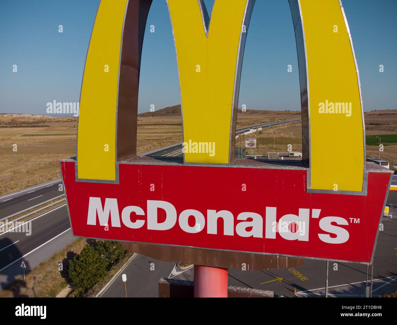 Drazhevo - 1 novembre 2022, McDonald's McDrive signe à la station de gaz Shell sur une autoroute dans la soirée vue aérienne le 1 novembre Drazhevo Bulgarie Banque D'Images