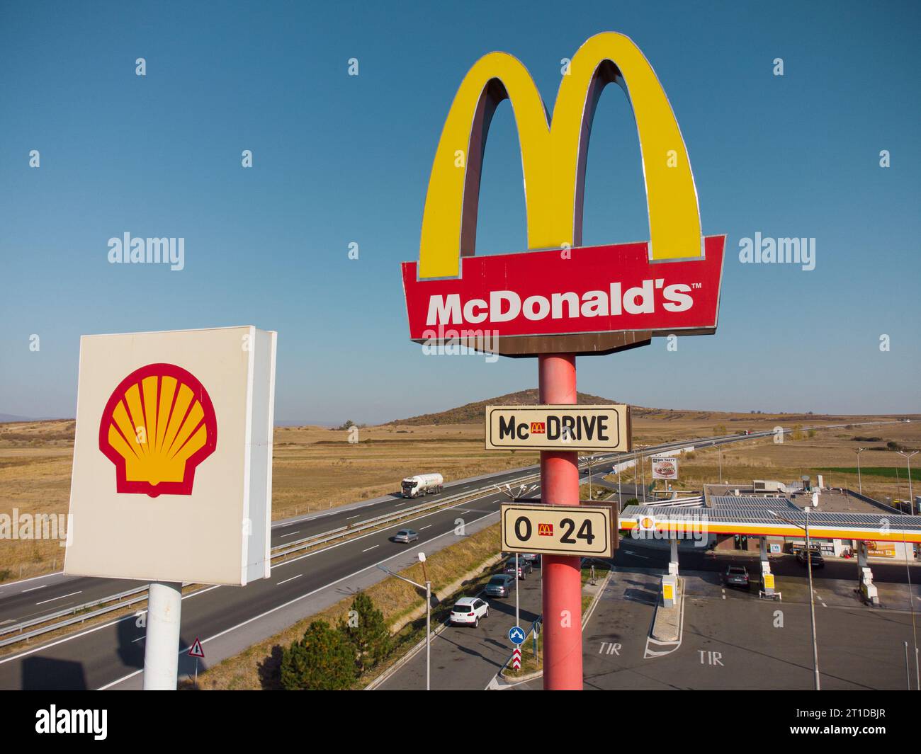 Drazhevo - 1 novembre 2022, McDonald's McDrive signe à la station de gaz Shell sur une autoroute dans la soirée vue aérienne le 1 novembre Drazhevo Bulgarie Banque D'Images