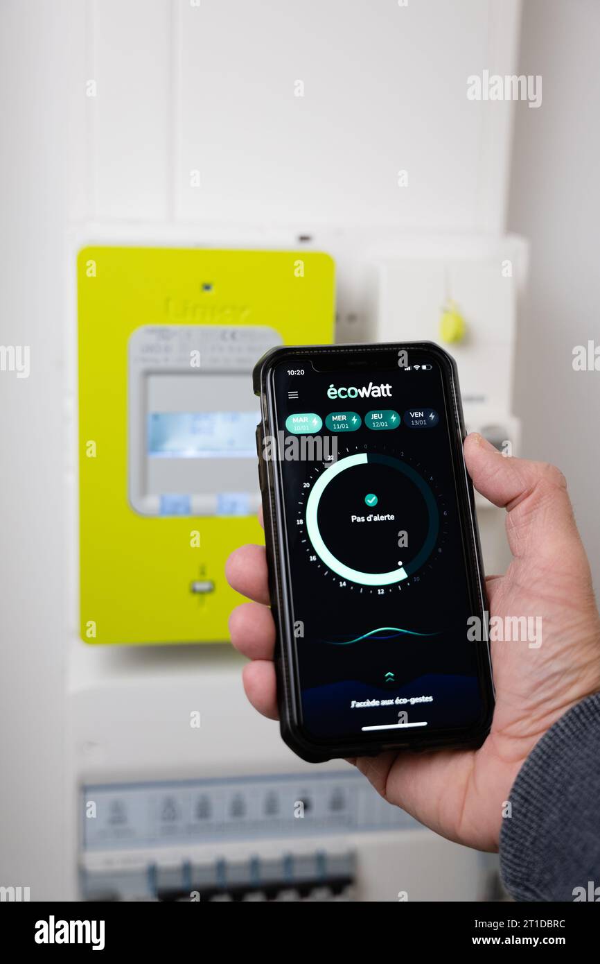 L’application mobile EcoWatt pour une meilleure consommation d’électricité ; Ecowatt donne aux consommateurs français des conseils d’efficacité énergétique pour réduire leur consommation et éviter le noir Banque D'Images