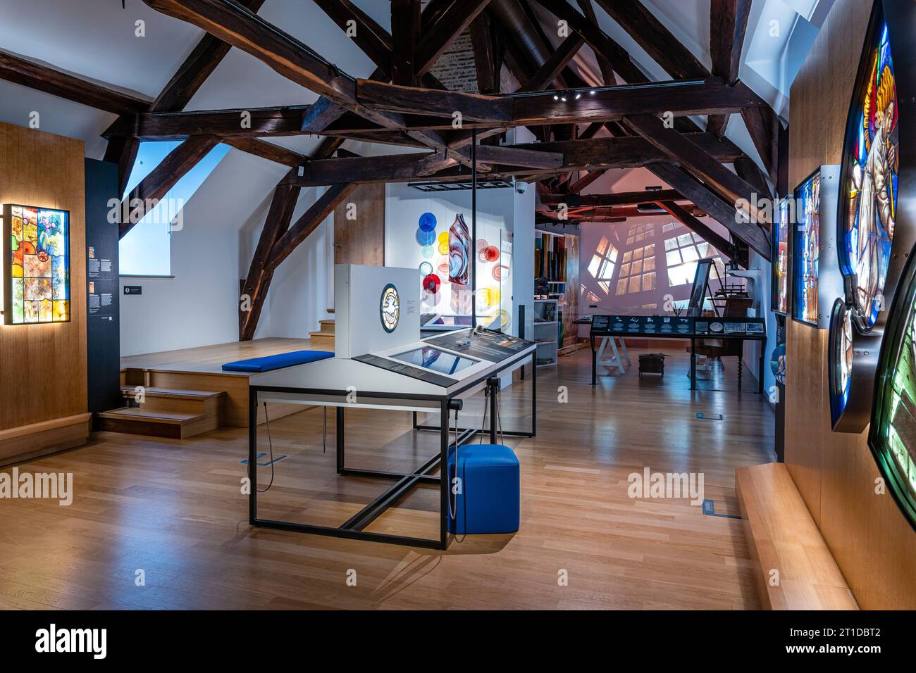 Troyes (nord-est de la France) : la Cité du Vitrail, ville des vitraux dans l’ancien hôpital Hôtel-Dieu-le-Comte. Exposition sur l'art de STA Banque D'Images