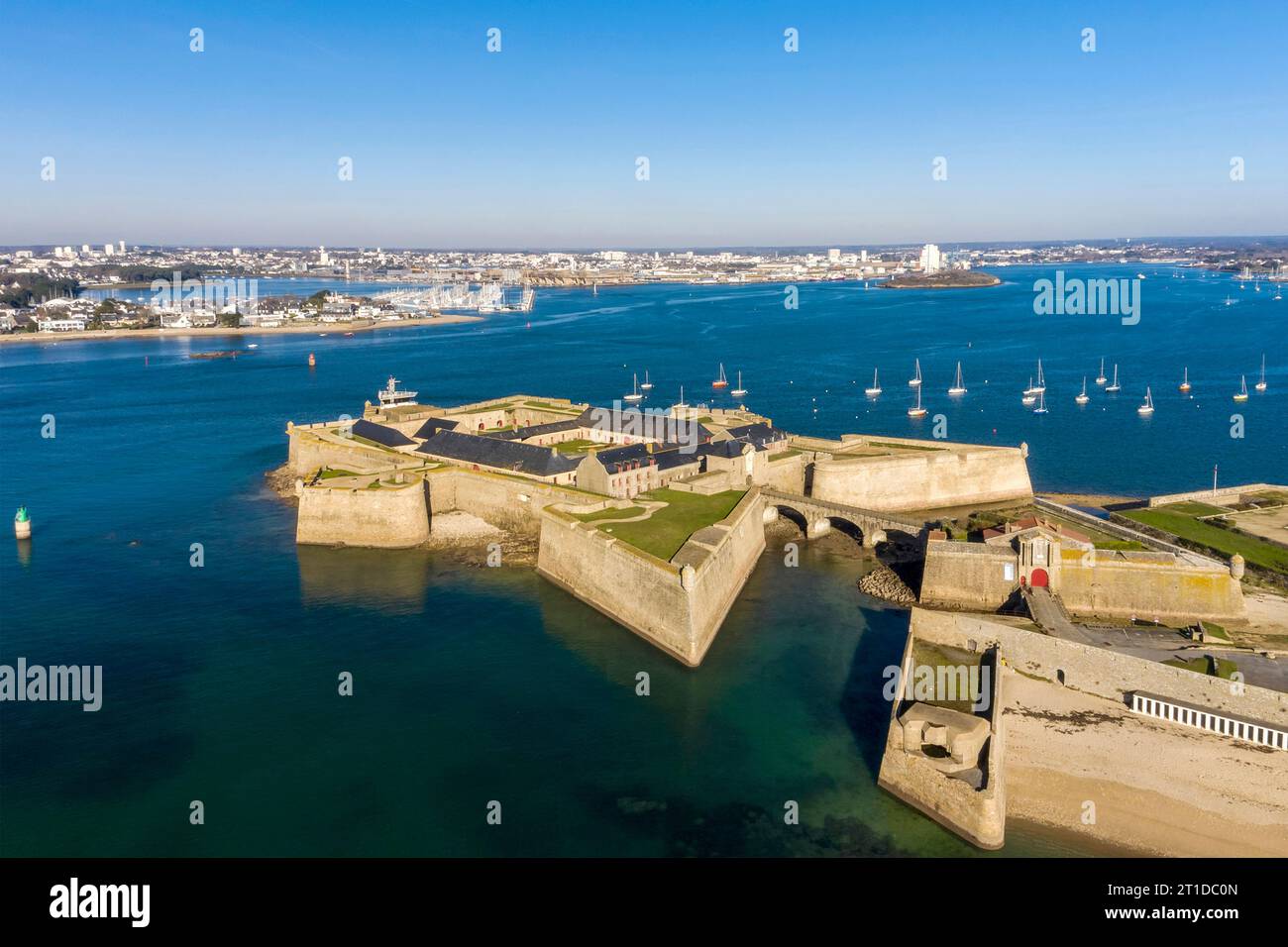 Port-Louis (Bretagne, nord-ouest de la France) : vue aérienne de la citadelle à l'entrée du port naturel de Lorient Banque D'Images
