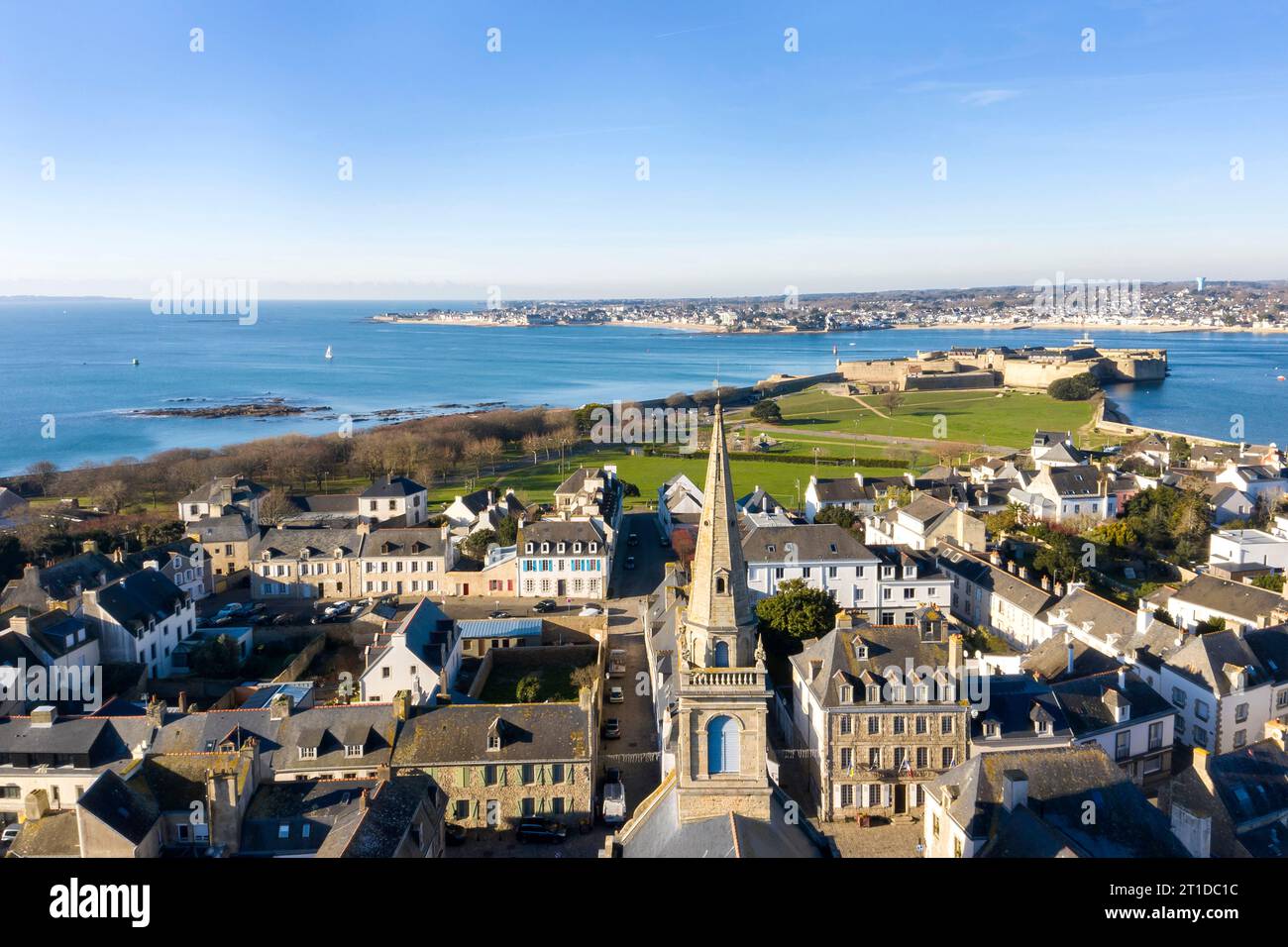 Port-Louis (Bretagne, nord-ouest de la France) : vue aérienne de la ville et de la citadelle. Au premier plan, l'église notre-Dame-de-l'Assomption et Banque D'Images