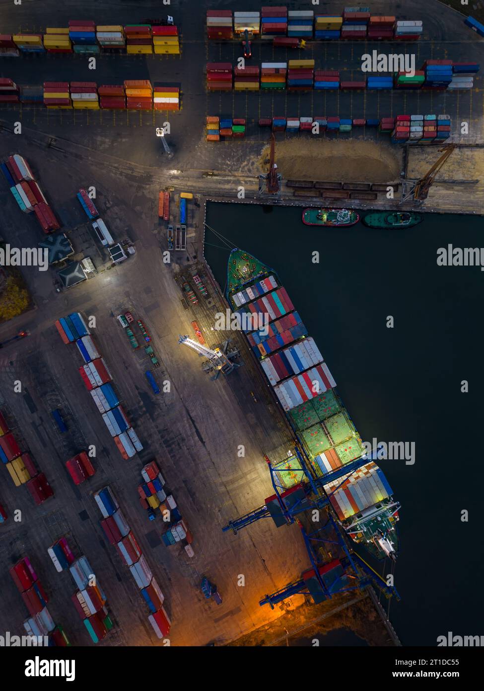 Vue aérienne de drone de grand bateau de fret de bateau de ferry de voiture entrant dans le port de Varna Banque D'Images