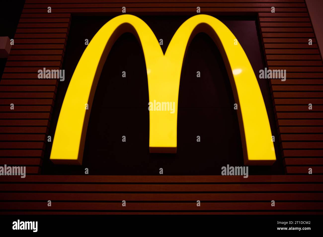 Varna, Bulgarie - 04 décembre 2022. Logo du restaurant de restauration rapide McDonalds dans le centre commercial closeup pas de gens Banque D'Images