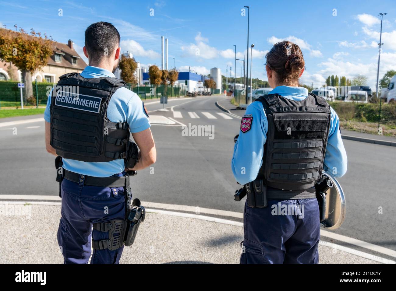 Des policiers (« gendarmes ») effectuent un contrôle routier à un rond-point Banque D'Images
