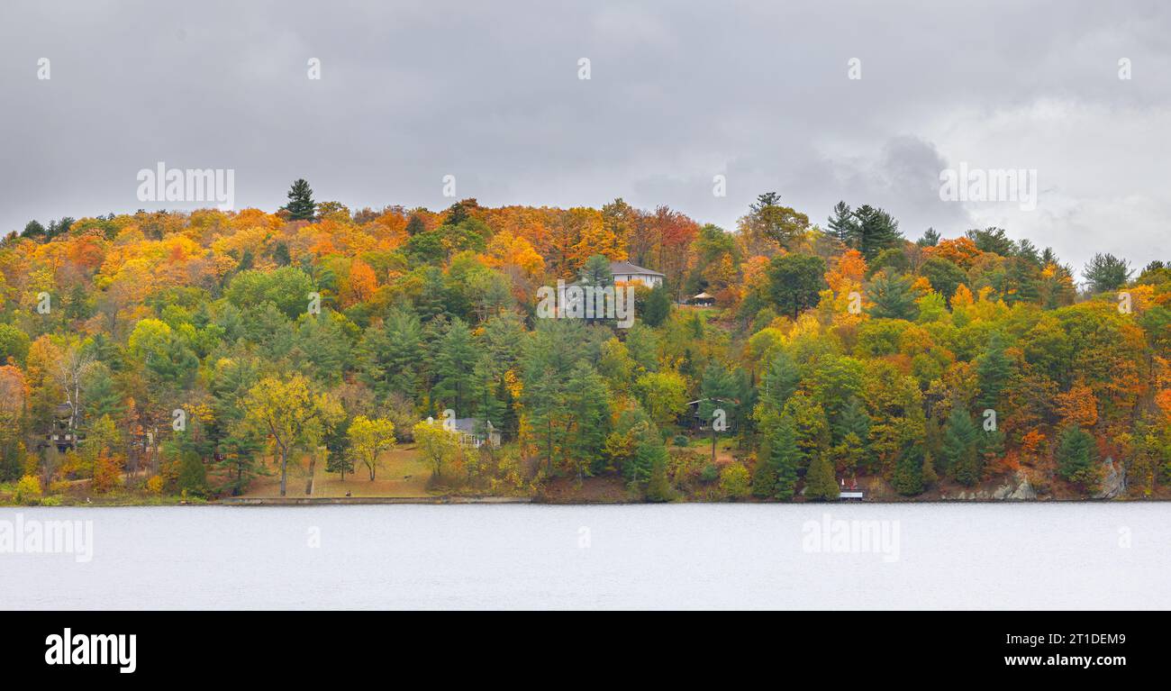 Couleurs d'automne le long de la rivière Gatineau reflétées dans l'eau, Québec, Canada Banque D'Images