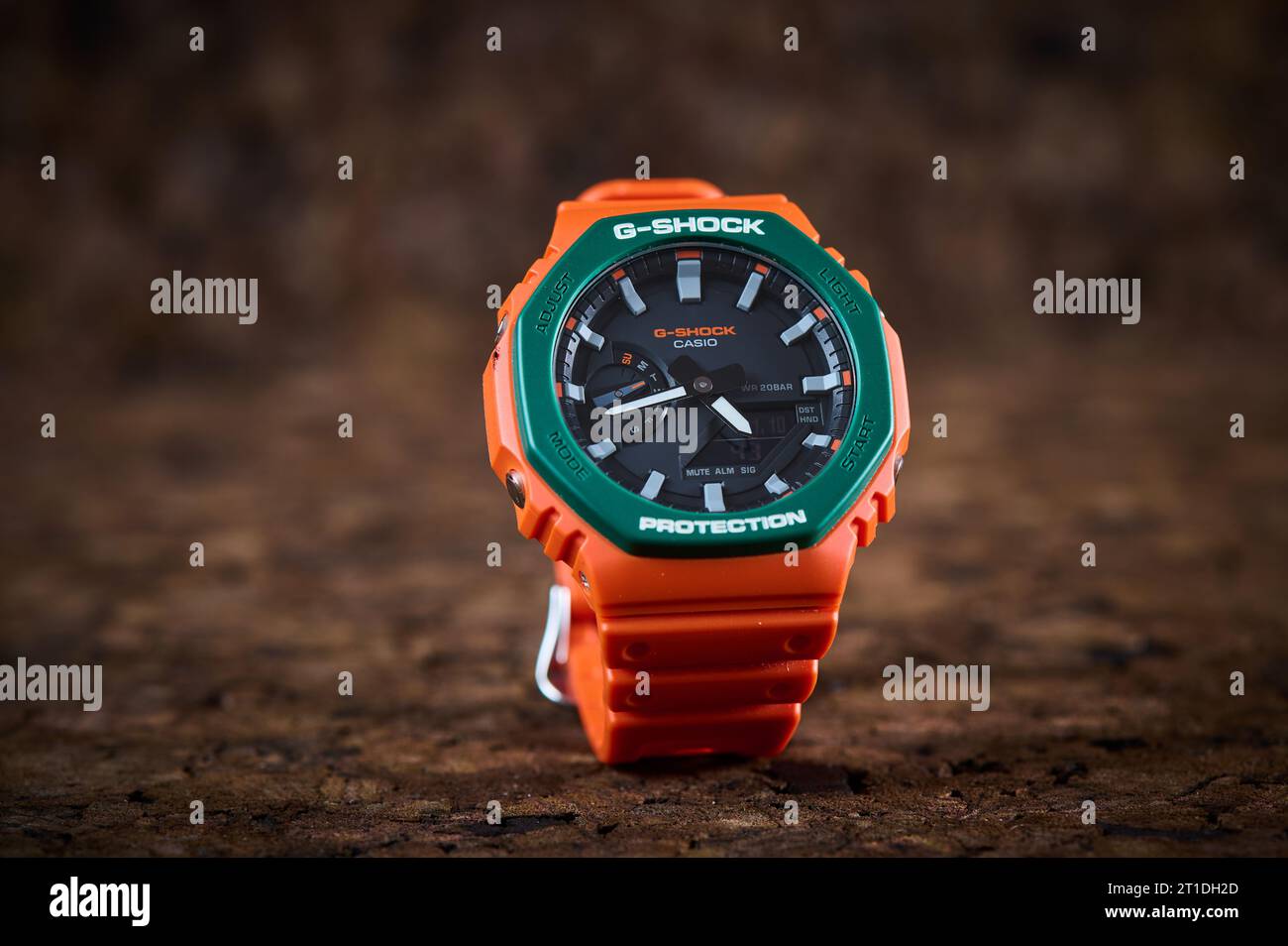 Varna, Bulgarie - 10 janvier 2023 : un Casio G-SHOCK GA-2110 SC sur fond en bois Banque D'Images
