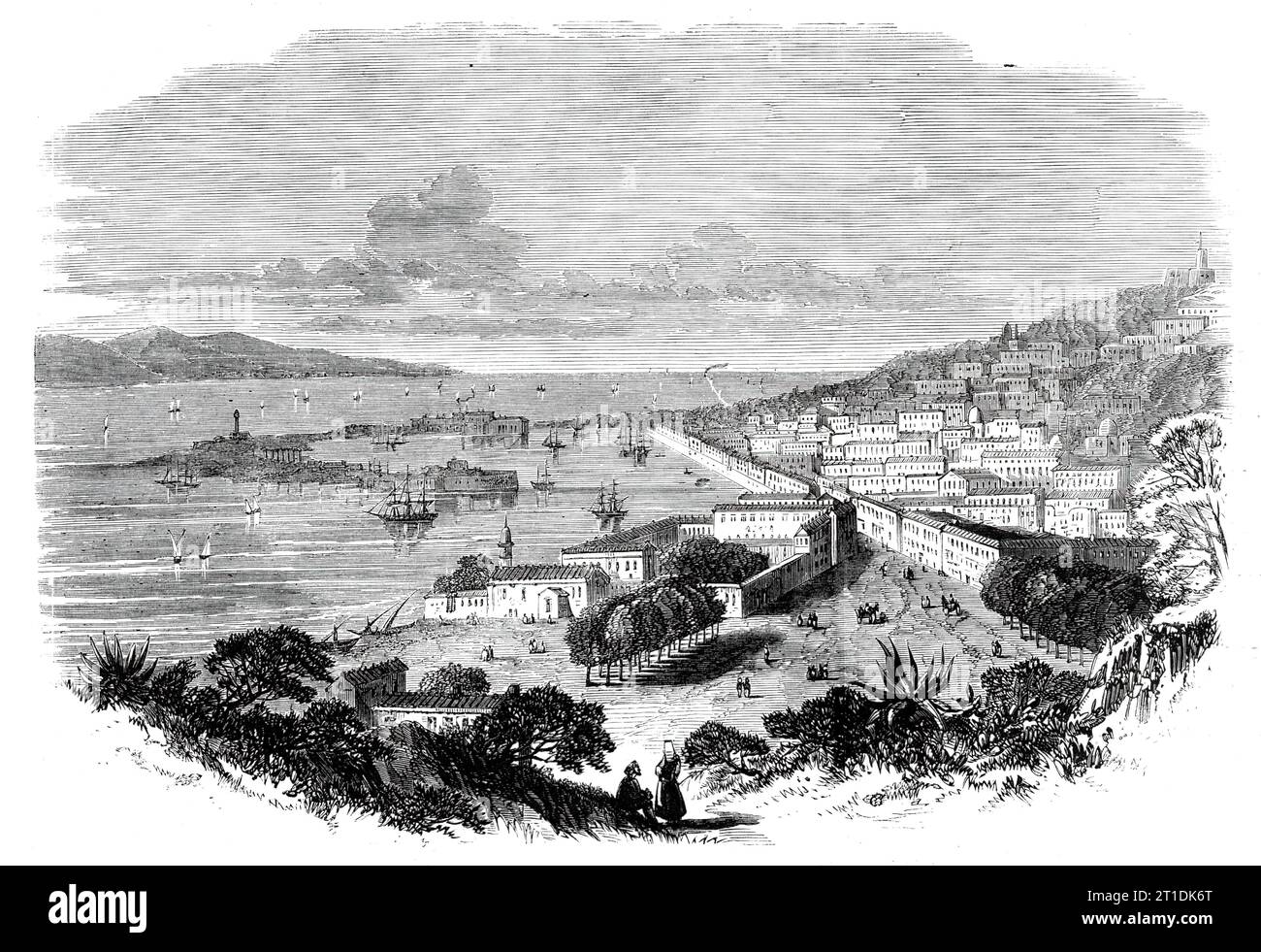 Vue de Messine - d'après un dessin de M. Wreford, 1860. 'Messine est située sur la côte nord-est [de la Sicile], en face de la Calabre, dont elle est séparée par le canal du Faro, ici environ quatre miles de large. La ville de Messine est construite en partie sur la pente d'une colline escarpée, et en partie le long du bord de mer au pied de celui-ci. Le port est formé par une bande de plage de sable faisant saillie dans la mer du côté sud de la ville, et balayant en forme de demi-cercle. Sur cette étroite étendue de terre se trouvent la citadelle, le lazaretto, le phare, et le château de Salvatore à l'entranc Banque D'Images
