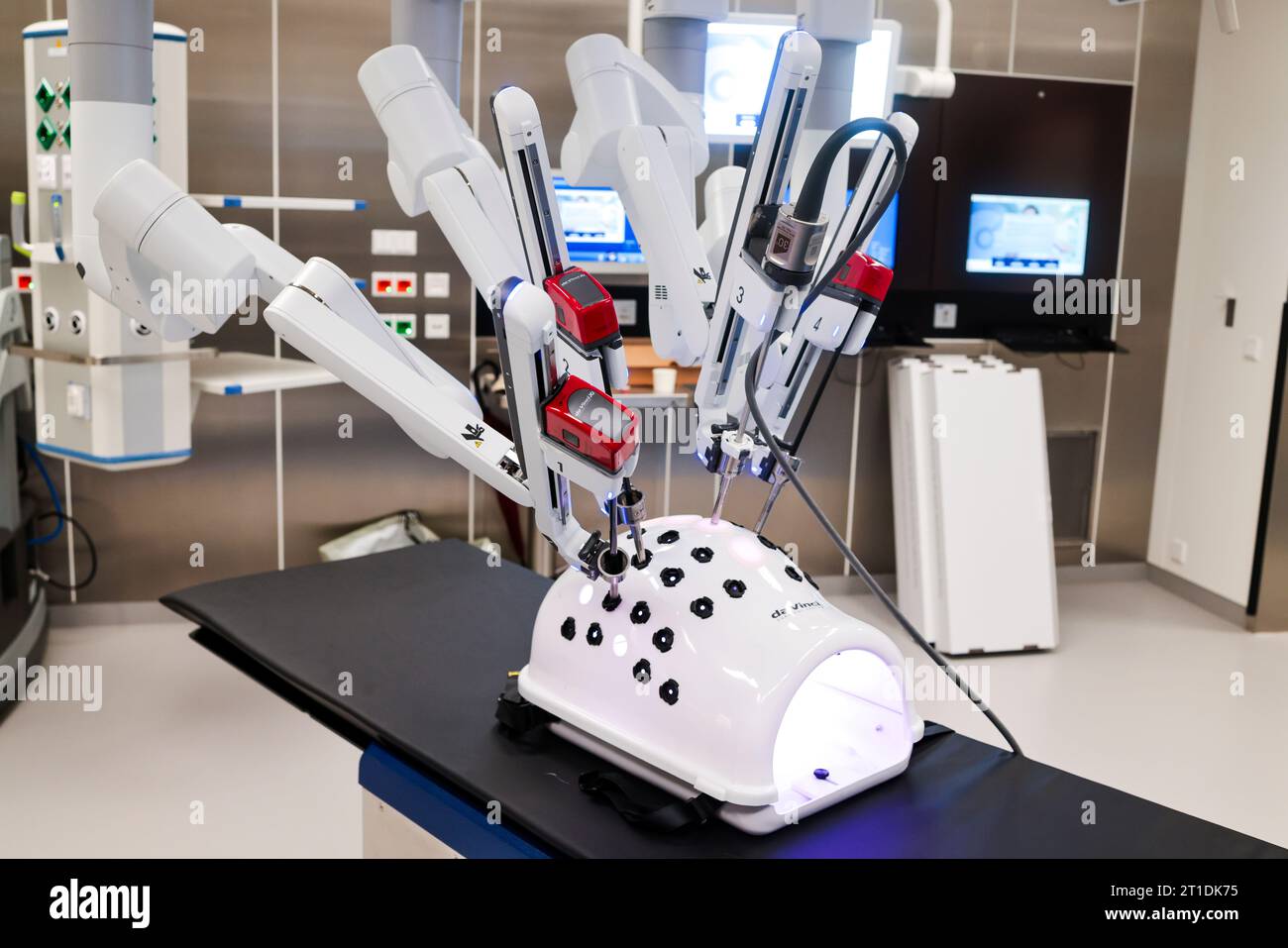 Rendsburg, Allemagne. 07 octobre 2023. La lumière brille sur le système chirurgical DaVinci. Le dispositif assisté par robot est un système sophistiqué de chirurgie assistée par ordinateur utilisé pour les procédures minimalement invasives. Le nouveau centre de chirurgie de Schön-Klinik sera opérationnel à la fin du mois d’octobre 2023. Crédit : Frank Molter/dpa/Alamy Live News Banque D'Images