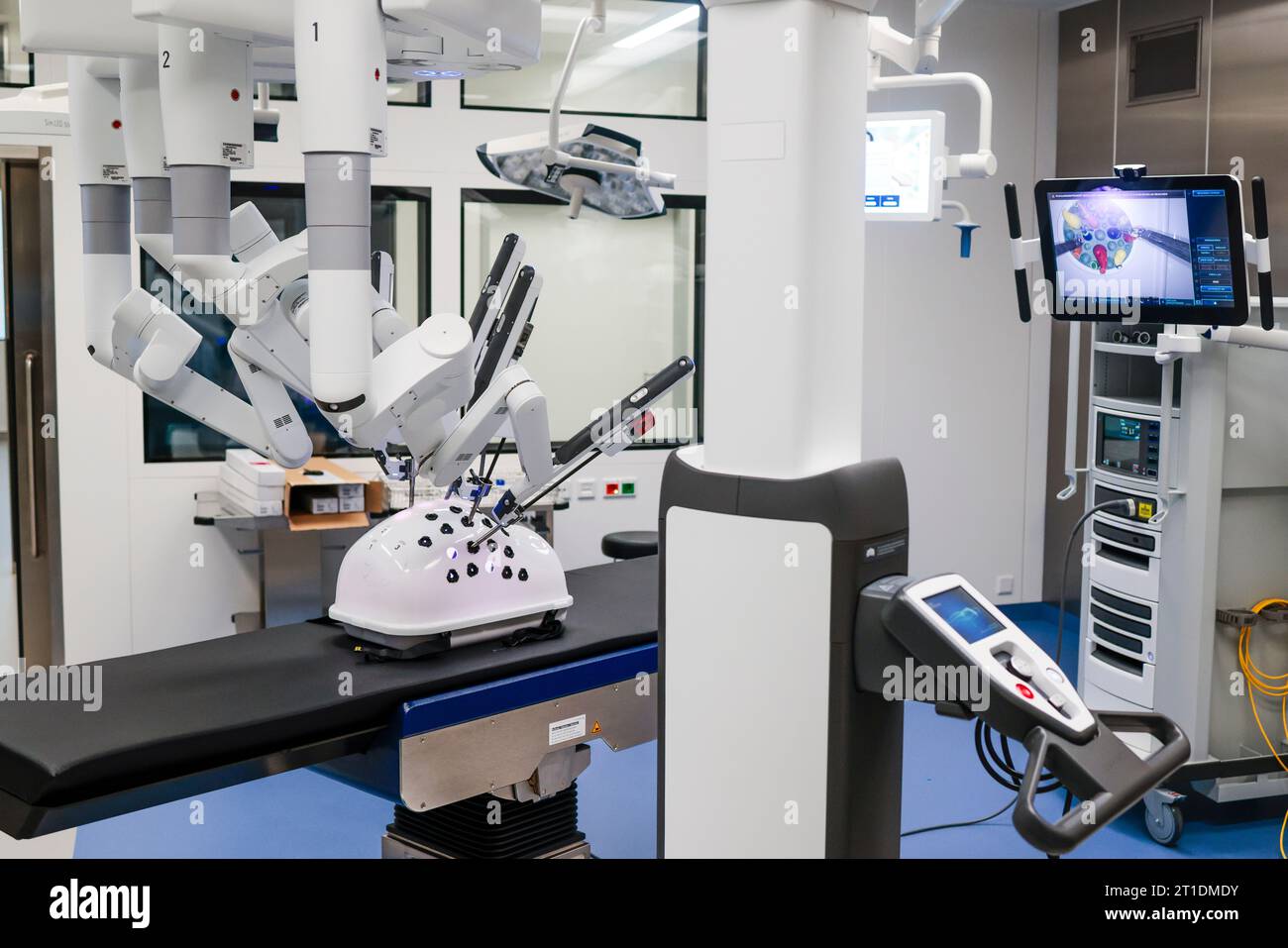 07 octobre 2023, Schleswig-Holstein, Rendsburg : le système chirurgical DaVinci se tient dans une salle d'opération. Le dispositif assisté par robot est un système sophistiqué de chirurgie assistée par ordinateur utilisé pour les procédures minimalement invasives. Le nouveau centre de chirurgie de Schön-Klinik entrera en service fin octobre 2023. Photo : Frank Molter/dpa Banque D'Images