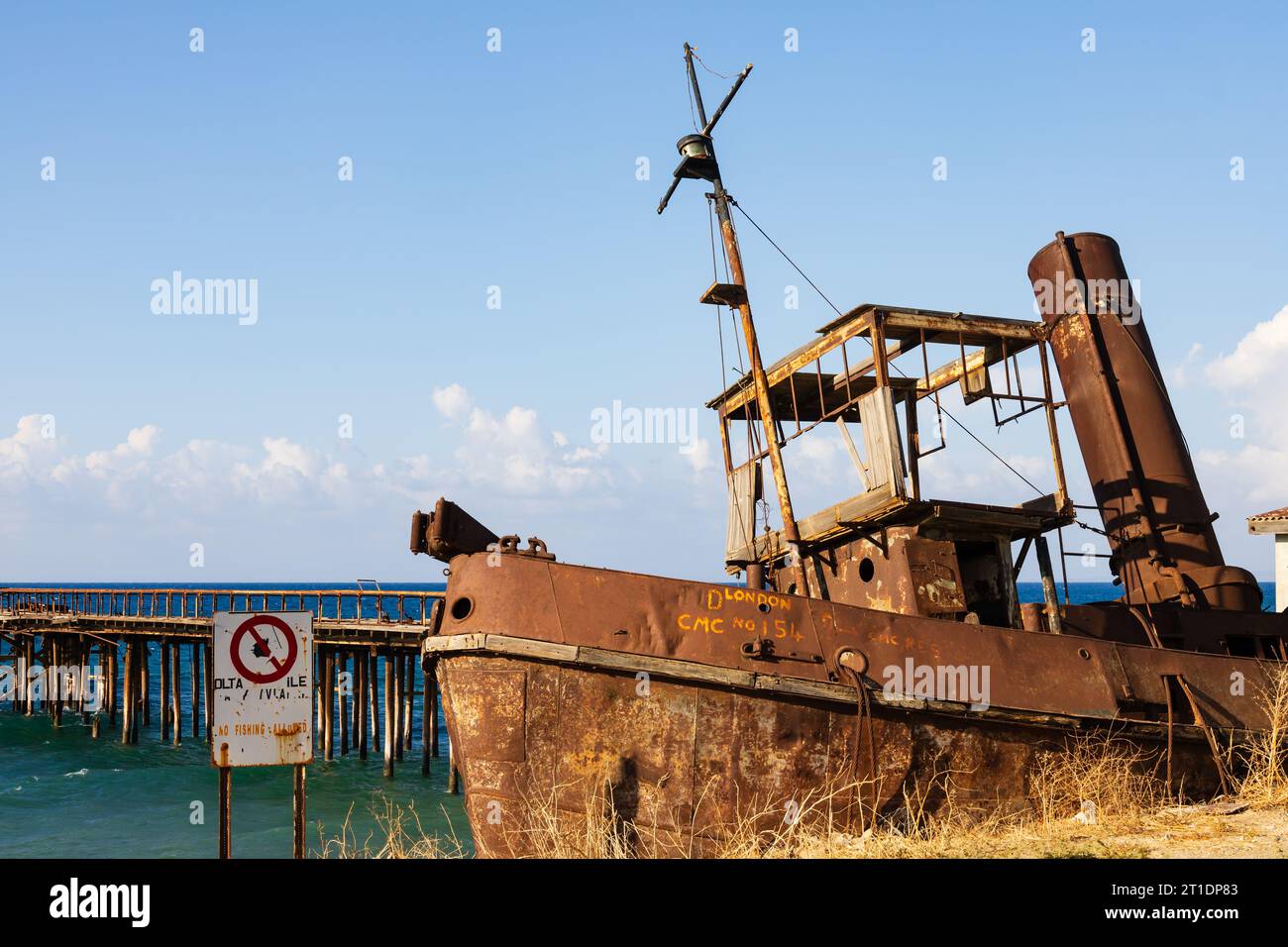 Épave abandonnée du remorqueur de la Cyprus Mining Corporation, TID154, sur la plage de Gemikonagi, Morfou, République turque de Chypre-Nord. North Cypru Banque D'Images