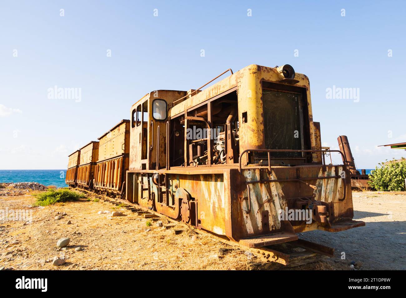 Abandonné, ancien moteur diesel de la Cyprus Mining Corporation sur la plage de Gemikonagi, Morfou, République turque de Chypre du Nord Banque D'Images