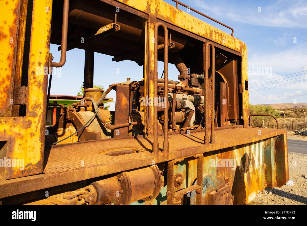 Abandonné, ancien moteur diesel de la Cyprus Mining Corporation sur la plage de Gemikonagi, Morfou, République turque de Chypre du Nord Banque D'Images