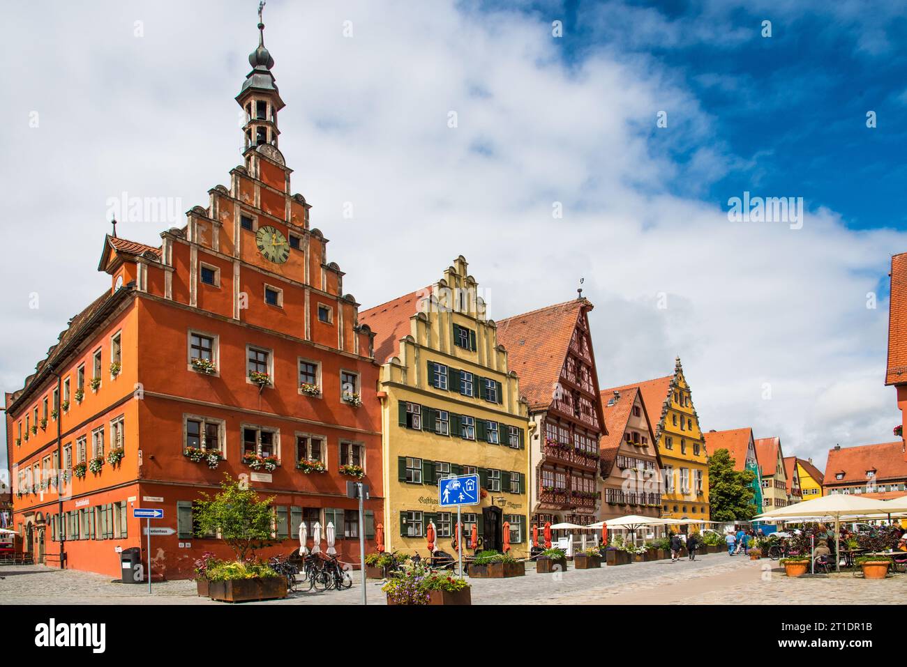 Dinkelsbühl, Weinmarkt, au Münster, avec des bâtiments historiques uniques, Romanitische Straße, Bavière, Allemagne Banque D'Images