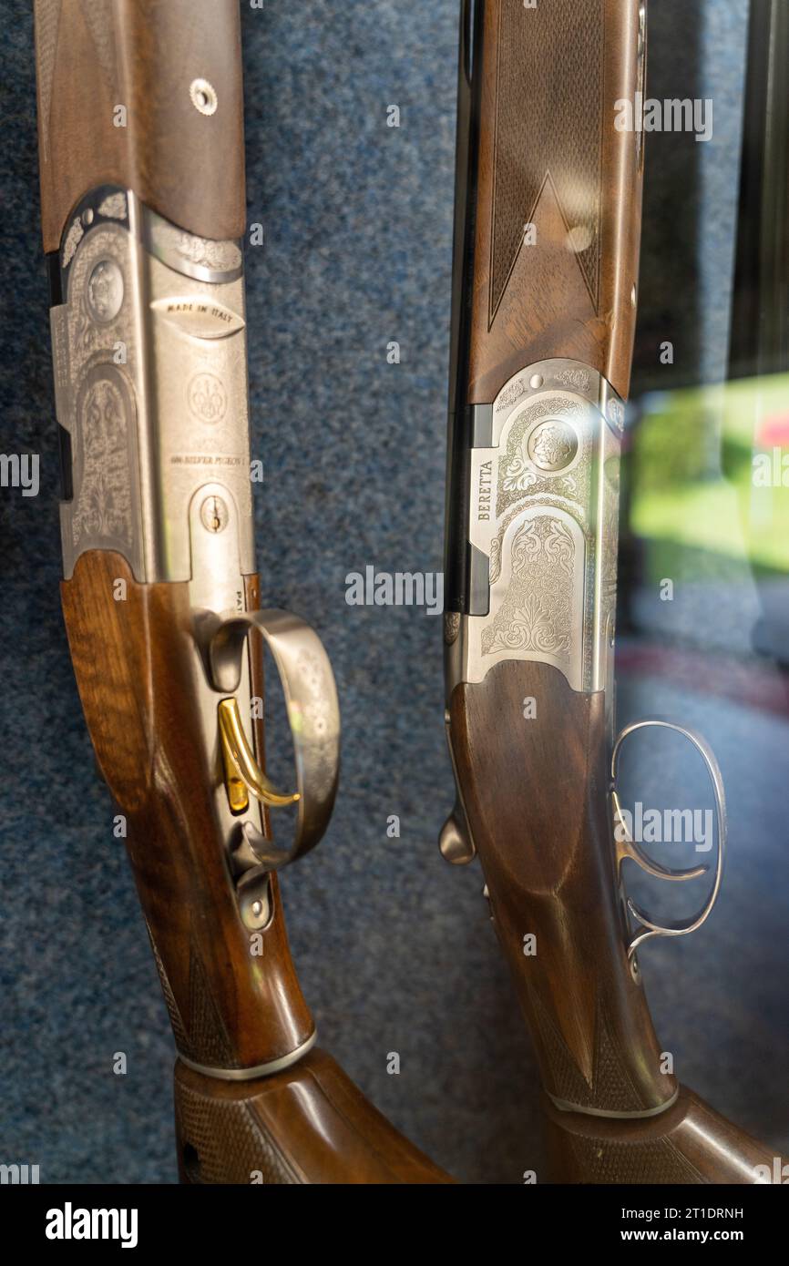 Armes dans une vitrine à la Royal Berkshire Shooting School. Date de la photo : mercredi 24 mai 2023. Photo : Richard Gray/Alamy Banque D'Images