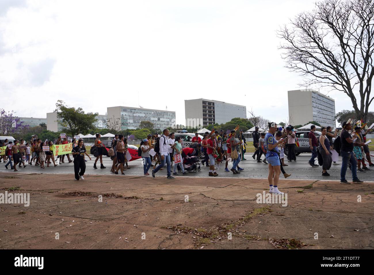 BRASILIA, BRÉSIL - 30 AOÛT 2023 : manifestations populaires à Brasilia contre la thèse "Marco Temporal" sur les terres indigènes au Brésil Banque D'Images