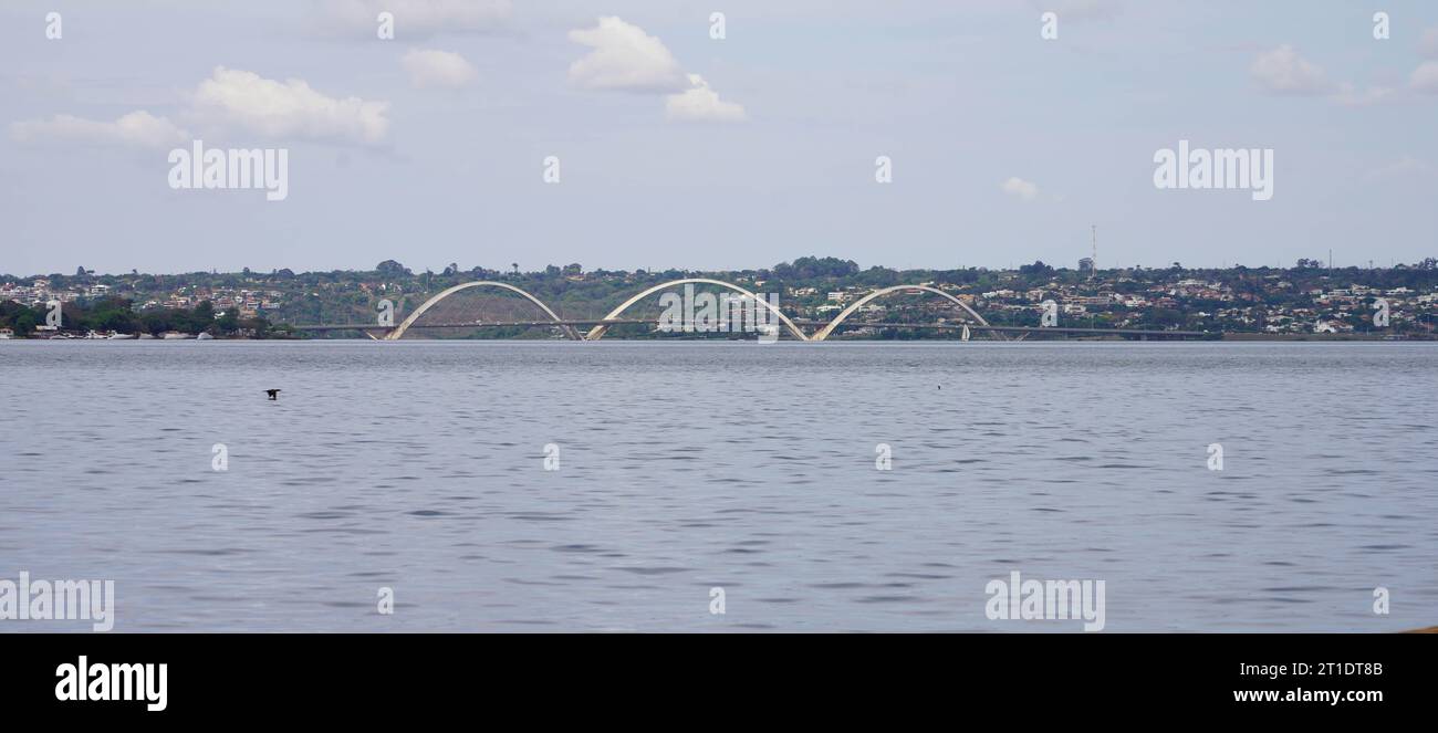 Lac Paranoa avec pont Juscelino Kubitschek en arrière-plan, Brasilia, Brésil Banque D'Images