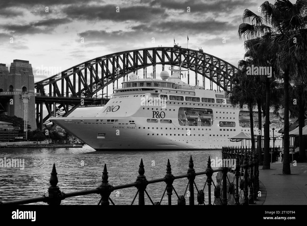 Photo en noir et blanc de P&O Cruises Australia, navire de croisière, MV PACIFIC PEARL arrive à Circular Quay, Sidney après le lever du soleil. Banque D'Images